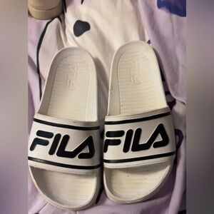 Fila size 9 white slides